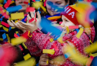 Fetiță bucurându-se de confeti în culorile tricolorului (Sursa foto: MAPN/Facebook)