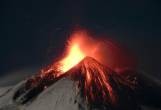 Erupție spectaculoasă a vulcanului Etna, râuri de lavă de peste 300 de metri. Șoferii s-au oprit în trafic pentru a face poze 
