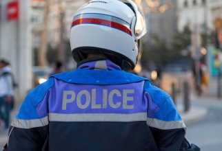 Un polițist francez mergând pe motocicletă (Sursa foto: Freepik)