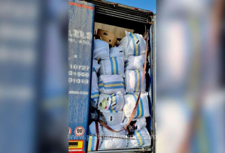 Un camion, plin cu încălțăminte și haine second hand din Bulgaria, nu a fost lăsat să intre în România 