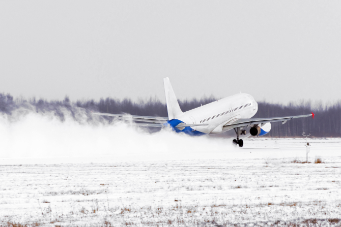 Un avion aterizează în condiții de iarnă (Sursa foto: Freepik)