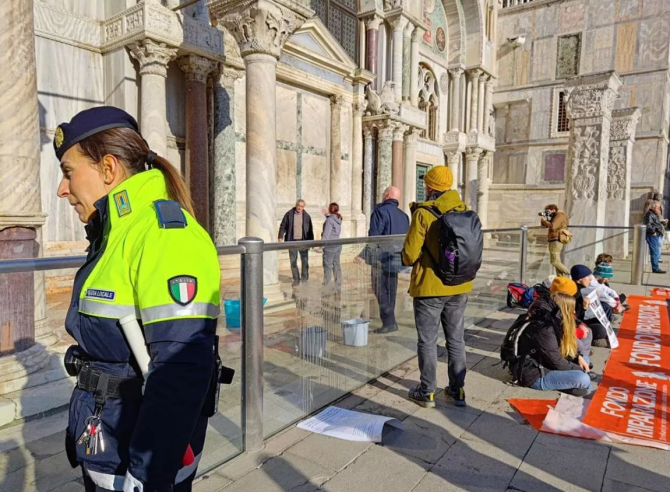 Bazilica San Marco din Veneția, vandalizată de activiștii de mediu. Ministru italian - Cine produce prejudicii plătește! Sursa foto - repubblica.it