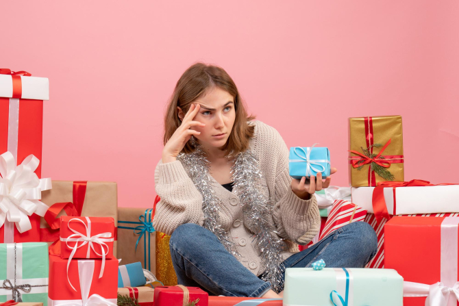 Buget mai mic pentru cadouri de Crăciun și cumpărături în acest an (Foto: Freepik)