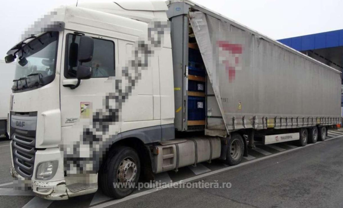 Camion, în drum spre Marea Britanie, verificat la intrarea în țară. șoferul ascunde 8 kilograme de tutun mărunțit 