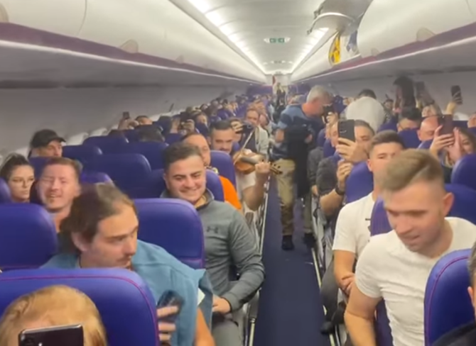 Moment emoționant în avion: toată lumea a cântat "Noi suntem români!" (Foto: captură video Facebook)