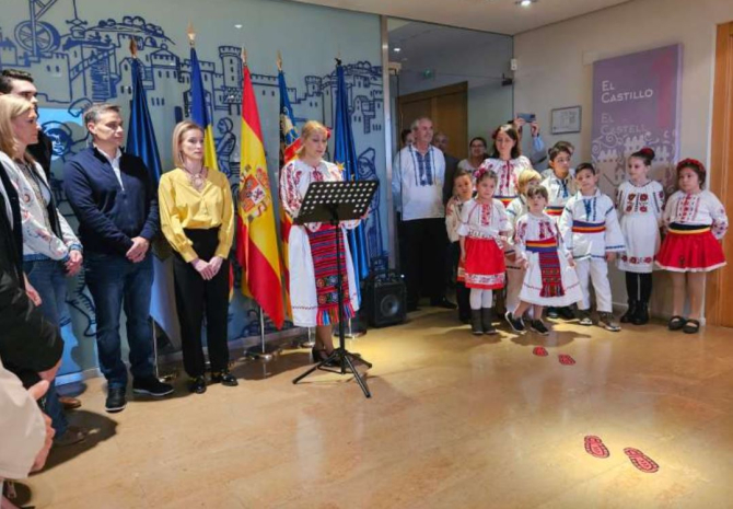Românii din orașul spaniol Oropesa del Mar au sărbătorit Ziua Națională a României - expoziție de costume populare și modele de case tradiționale 