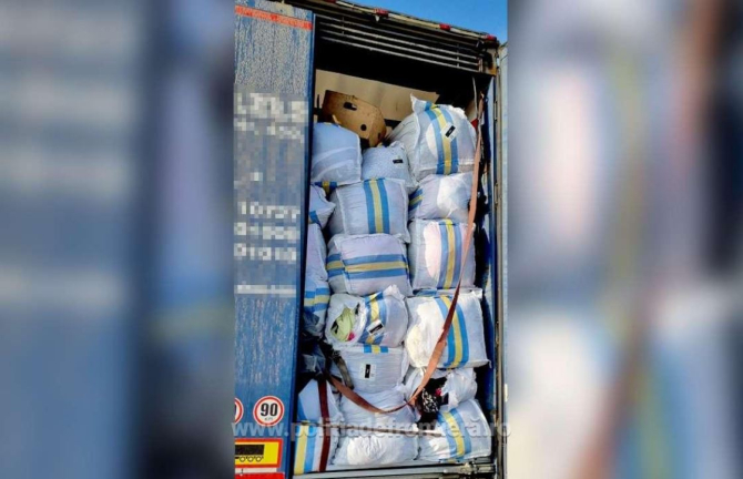 Un camion, plin cu încălțăminte și haine second hand din Bulgaria, nu a fost lăsat să intre în România 