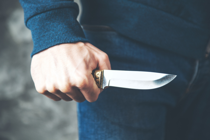 Un român, scandal în fața unui bar din Salzburg, a scos un cuțit și l-a amenințat pe proprietar. Sursa - Pexels