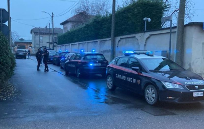 Un român din Italia, găsit mort pe stradă, medicii au găsit cuțitul blocat în spatele victimei 