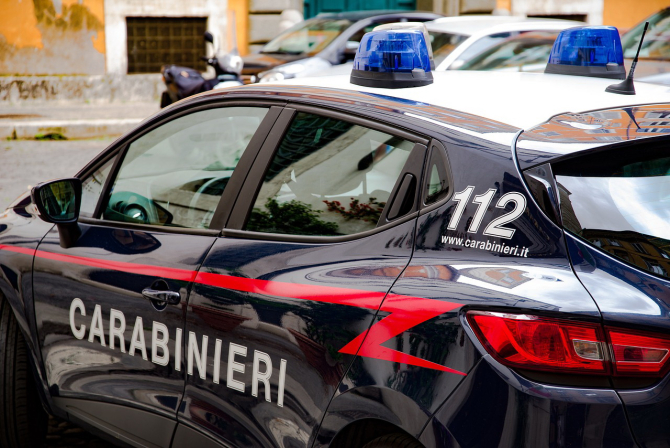Un român din Italia a rămas și fără mașină, și fără bani, bărbatul a fost înșelat de patru conaționali. Sursa - pixabay.com
