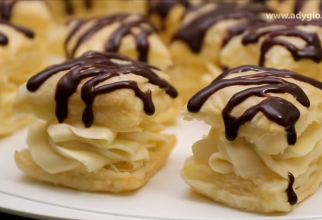 Prăjitură cu cremă de vanilie și foietaj - delicioasă și rapid de pregătit! / Foto: Captura Youtube