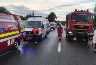 Un polițist din Sibiu a ajuns de urgență la spital, după ce un bărbat beat a dat cu mașina peste el