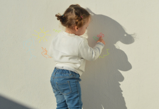 Trucuri eficiente pentru curățarea pereților mâzgăliți de cei mici / Foto: Unsplash