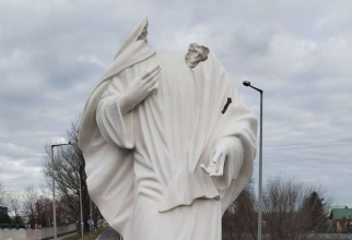 Un român din Ungaria a vandalizat de două ori statuia Fecioarei Maria din Dunavecse
