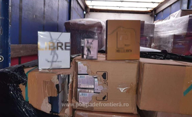 Camion, care transporta colete, verificat la intrarea în țară, parfumuri contrafăcute, de peste 300.000 lei, descoperite de polițiști 