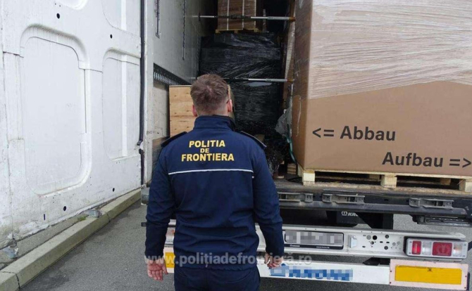 Camion, în drum spre Germania, oprit la frontieră, zeci de cutii cu bunuri de lux contrafăcute, confiscate 
