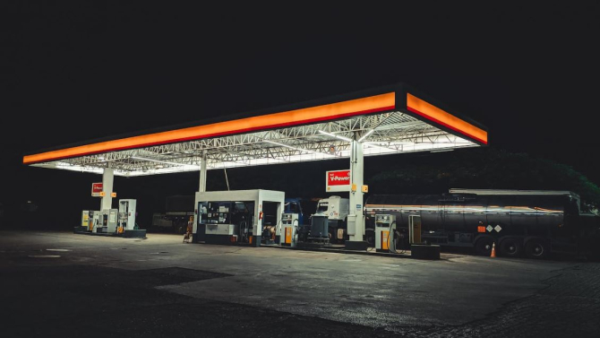 Combustibilul s-a scumpit în Ungaria, tot mai mulți maghiari își vor alimenta mașinile în România. Sursa foto - pexels.com 