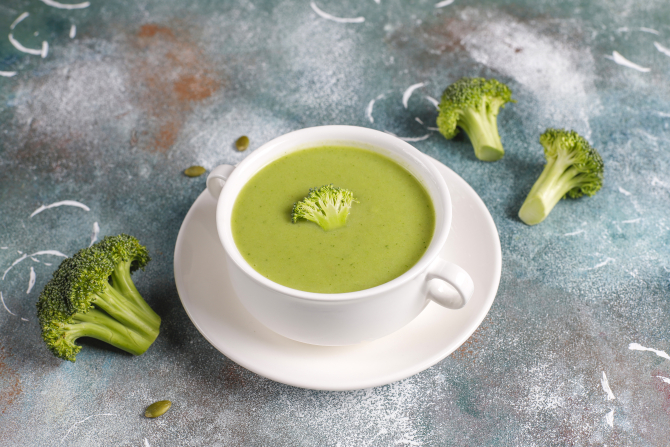 Supa de broccoli este un preparat delicat și plin de nutrienți (Foto: Freepik)