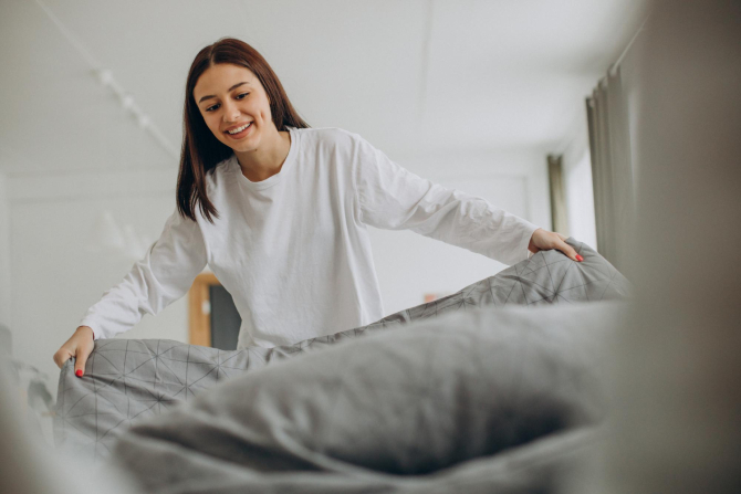 Scapă de călcatul rufelor: Ce trebuie să faceți pentru ca lenjeria de pat să rămână moale și netedă; secretul este uscarea corectă (foto: freepik.com)