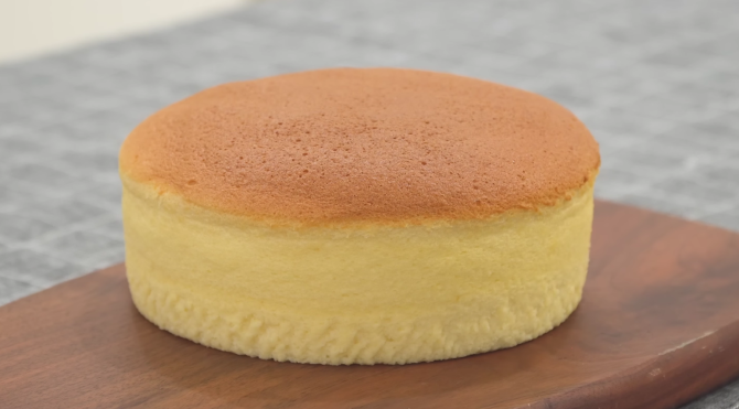 Tort de iaurt: Rețeta pentru un aluat pufos, ușor și delicios! / Foto: Captura Youtube