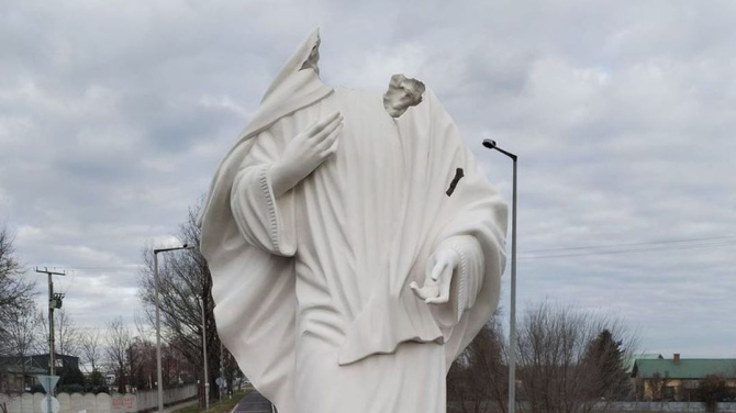 Un român din Ungaria a vandalizat de două ori statuia Fecioarei Maria din Dunavecse