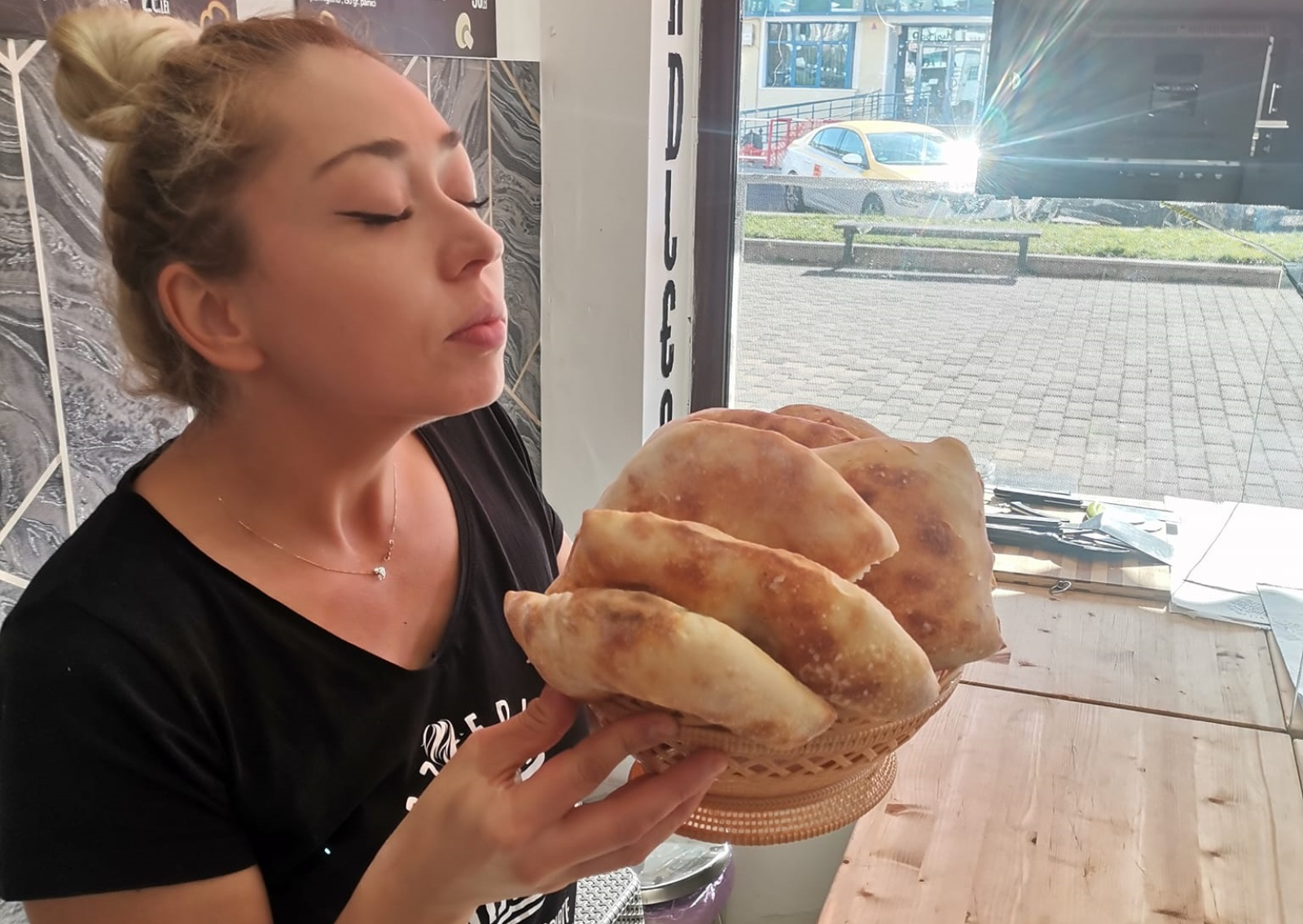 Sempre più rumeni ritornano nel paese e aprono la propria attività.  Una coppia è orgogliosa della propria pizzeria: “Abbiamo rubato il lavoro all’Italia”