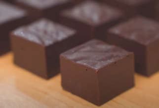 Rețetă de ciocolată de casă: Cum să prepari o delicatesă plină de arome în câțiva pași simpli / Foto: Captura Youtube