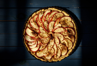 Plăcintă cu mere la tigaie (Foto: freepik)