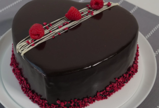 Rețetă de Dragobete: Prăjitură delicioasă cu ciocolată și zmeură în formă de inimioară / Foto: Captura Youtube