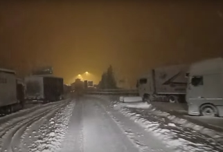 51 de elevi au rămas blocați la granița dintre Italia și Austria din cauza zăpezii abundente: "Stăm de 5 ore aici” / Foto: Captura Youtube
