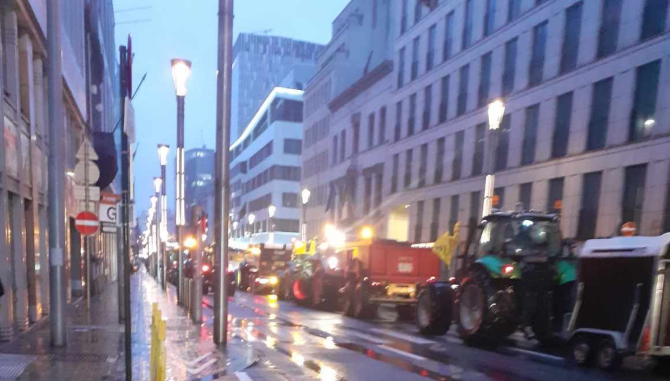 Fermierii protestează la Bruxelles: Tractoarele blochează străzile și gurile de metrou / DC NEWS