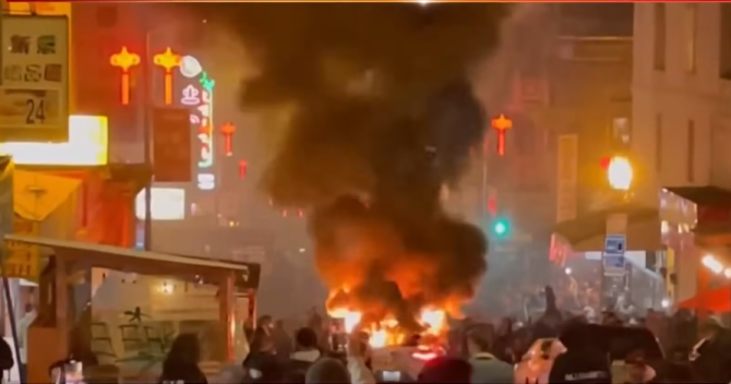 Imaginile cu masina Waymo în flăcări au fost postate pe rețelele de socializare (Foto: captură Youtube)