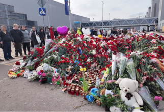 Oamenii au depus flori în memoria victimelor de la Crocus City Hall 