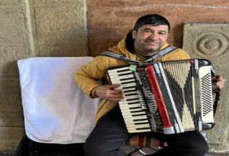 Fănel, un român de pe străzile din Italia: „Cânt la acordeon să strâng bani pentru ca fiicele mele să aibă o educație” / Foto: Captura Youtube