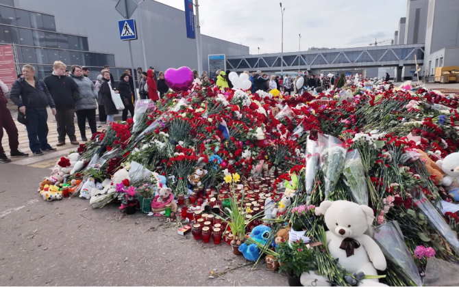 Oamenii au depus flori în memoria victimelor de la Crocus City Hall 