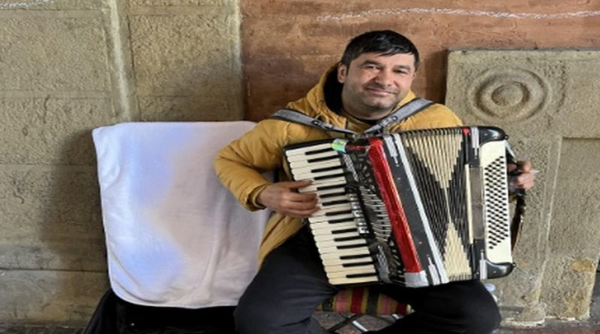 Fănel, un român de pe străzile din Italia: „Cânt la acordeon să strâng bani pentru ca fiicele mele să aibă o educație” / Foto: Captura Youtube
