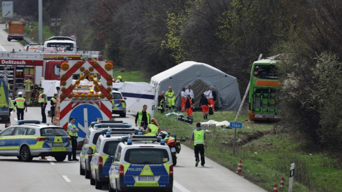 Tragedie pe Autostrada din Germania: cinci persoane au murit, după ce un autocar cu 53 de pasageri s-a răsturnat / Foto: X