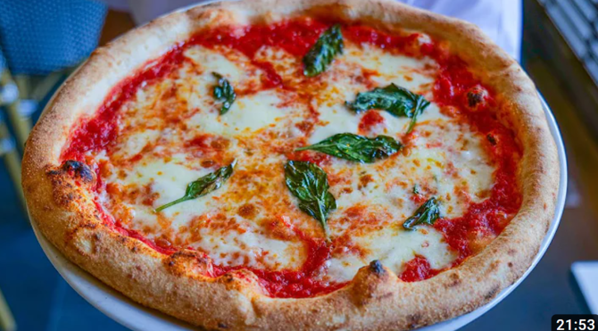 Rețeta autentică de pizza: Cum să prepari o pizza delicioasă ca în Italia în confortul propriei bucătării / Foto: Captura Youtube