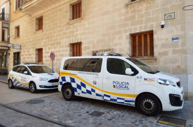 Mașini ale Poliției Locale dintr-o localitate din Spania (Foto: ultimahora.es)