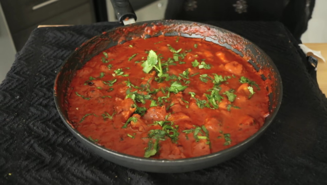 Rețetă autentică și ușor de preparat: Pui Tikka Masala, deliciul aromat din bucătăria indiană / Foto: Captura Youtube