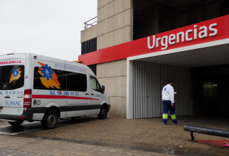 O ambulanță așteaptă la intrarea unui spital din Spania (Foto: Freepik)