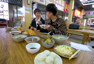 Ce poți să mănânci dintr-o piață din China cu doar 23 de lei. Vloggerul român Ceanu este șocat: „Mâncăm cinci oameni de aici!” / Foto: Captura Youtube