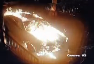 O femeie i-a dat foc mașinii unei esteticiene pentru că nu i-a făcut programare la gene. VIDEO / Foto: Instagram