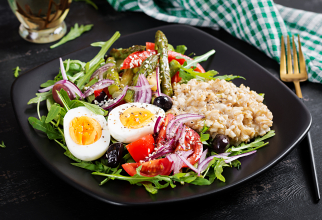 Salată de pui cu ou fiert (Foto: Freepik)