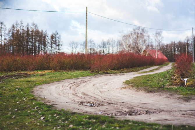 Mii de km de drumuri de pâmânt în România (Foto: Freepik)