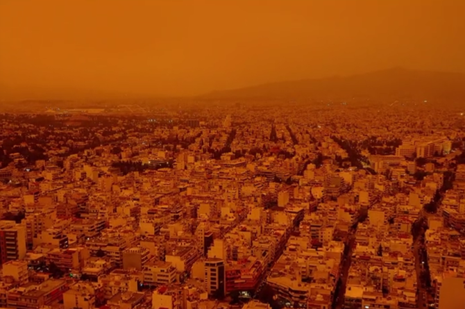 Praful saharian sufocă România și Grecia: Mașini pline de praf și ceață portocalie / Foto: TikTok