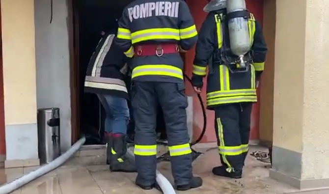 Incendiu puternic în București: Zeci de persoane evacuate / Captura Youtube