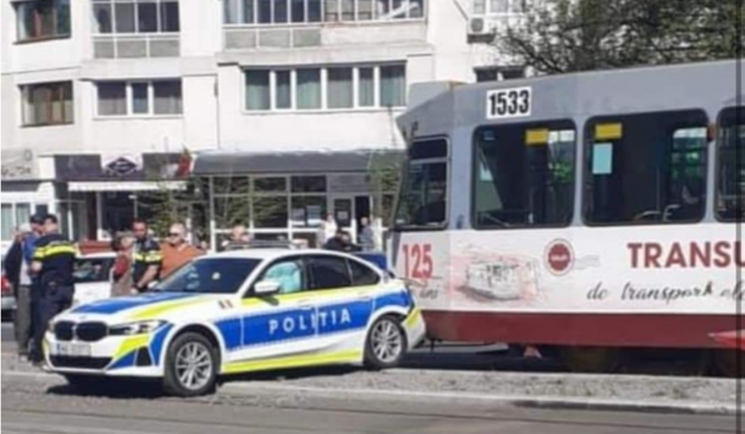 O mașină de poliției a fost lovită de tramvai în Galați. Vatmanița a fost amendată  / Foto: Captura 