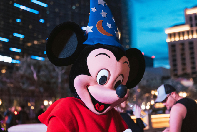 Român costumat în Mickey Mouse, prins la furat în Italia: zeci de copii au făcut poză cu el / Foto: Unsplash