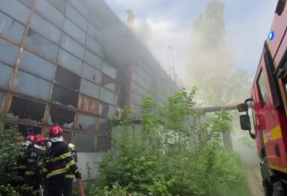 Mesaj Ro ALERT în Ploiești: Incendiu devastator într-o hală cu reziduuri petroliere / Foto: Captura Youtube